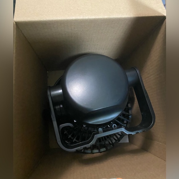 Tent fam and light built in never used - Picture 2 of 6